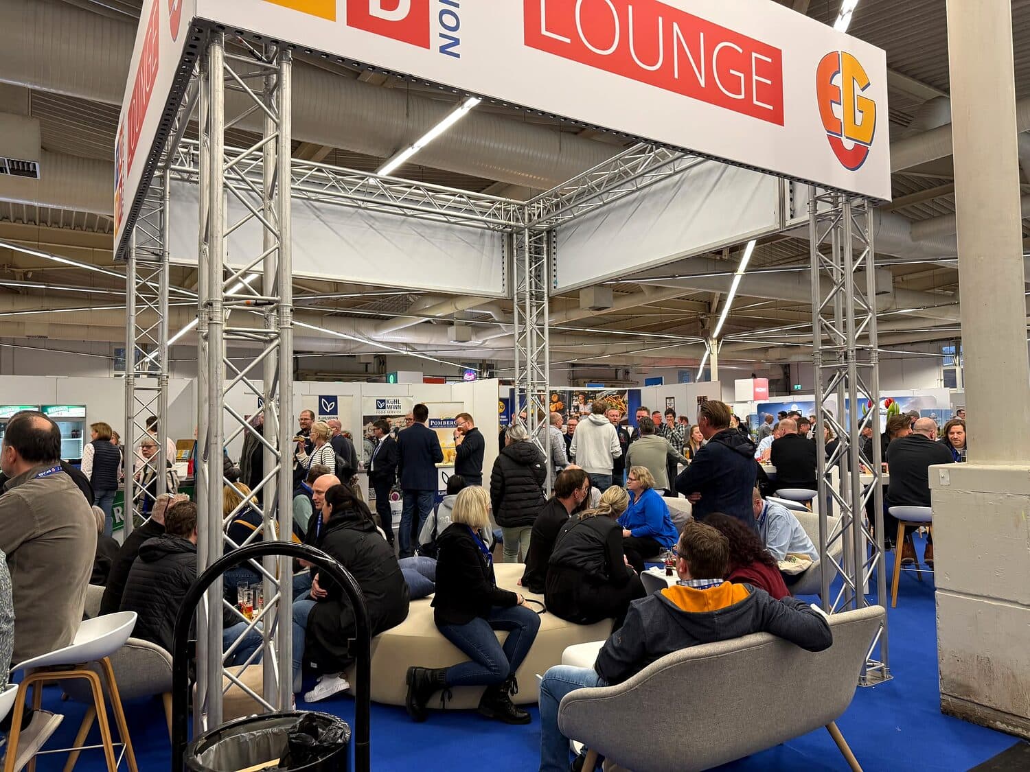 Business-Lounge · Traverse — Messe-, Event- und Kongressbau-Projekt von serfair
