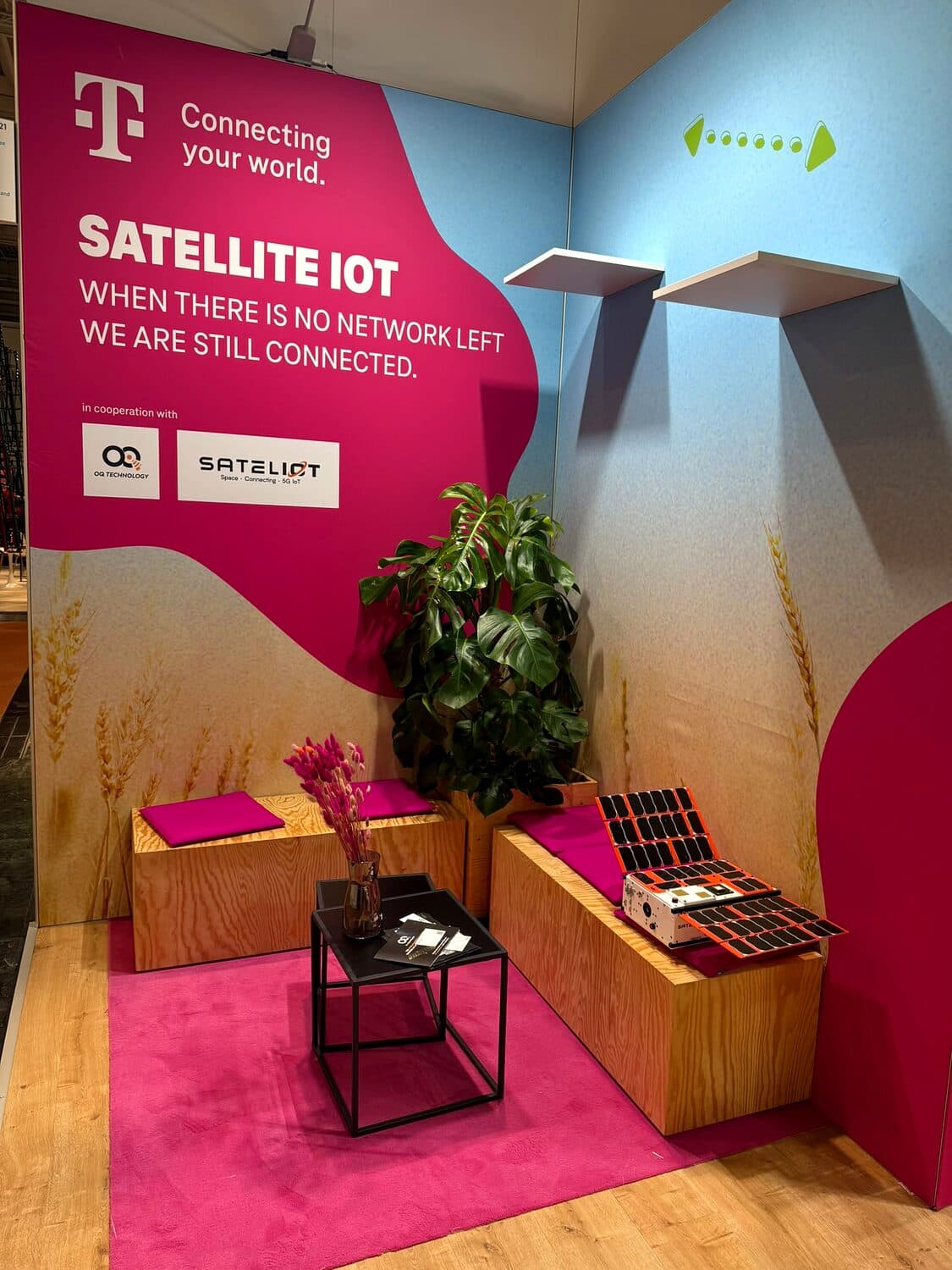 Satellite IoT · Kompaktstand — Messe-, Event- und Kongressbau-Projekt von serfair