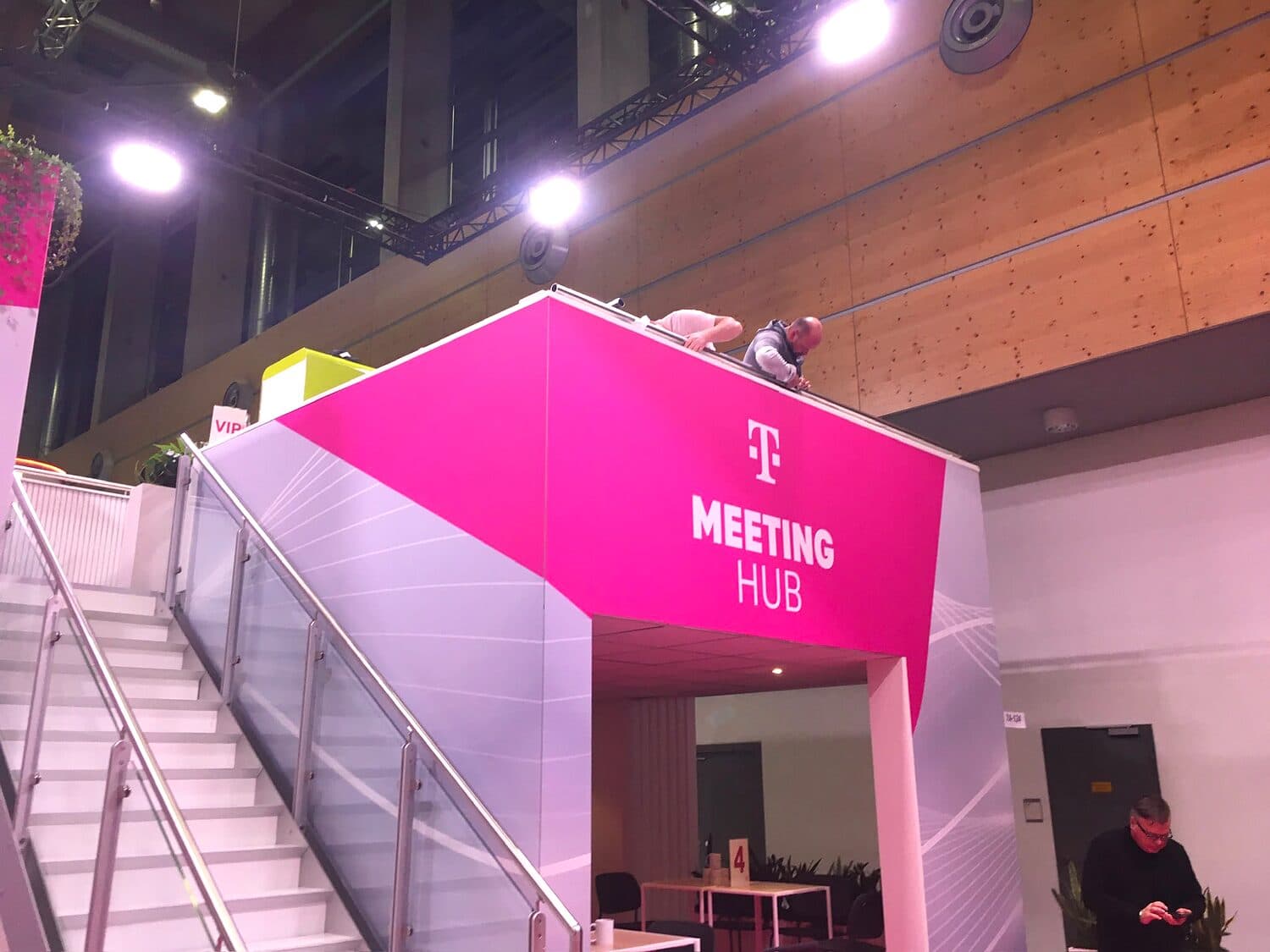 Meeting-Hub · Doppelstock — Messe-, Event- und Kongressbau-Projekt von serfair