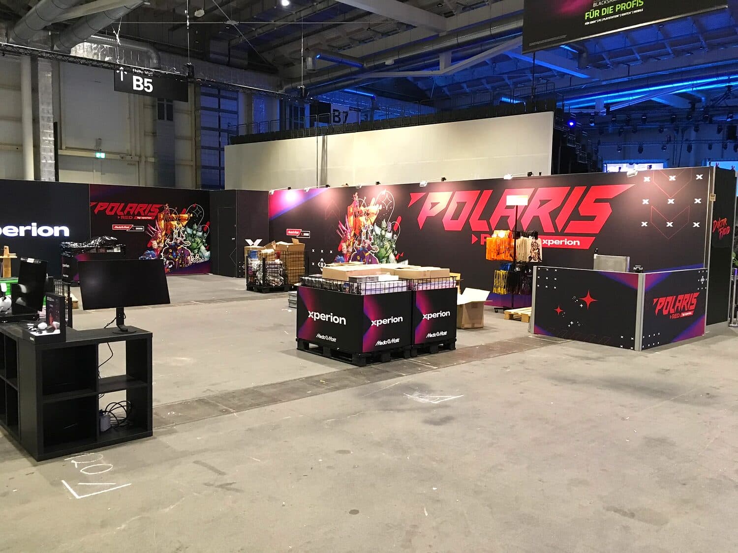 Polaris · Dark-Design-Stand — Messe-, Event- und Kongressbau-Projekt von serfair