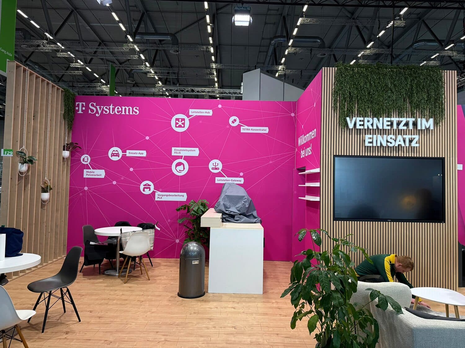 T-Systems · Vernetzt im Einsatz — Messe-, Event- und Kongressbau-Projekt von serfair