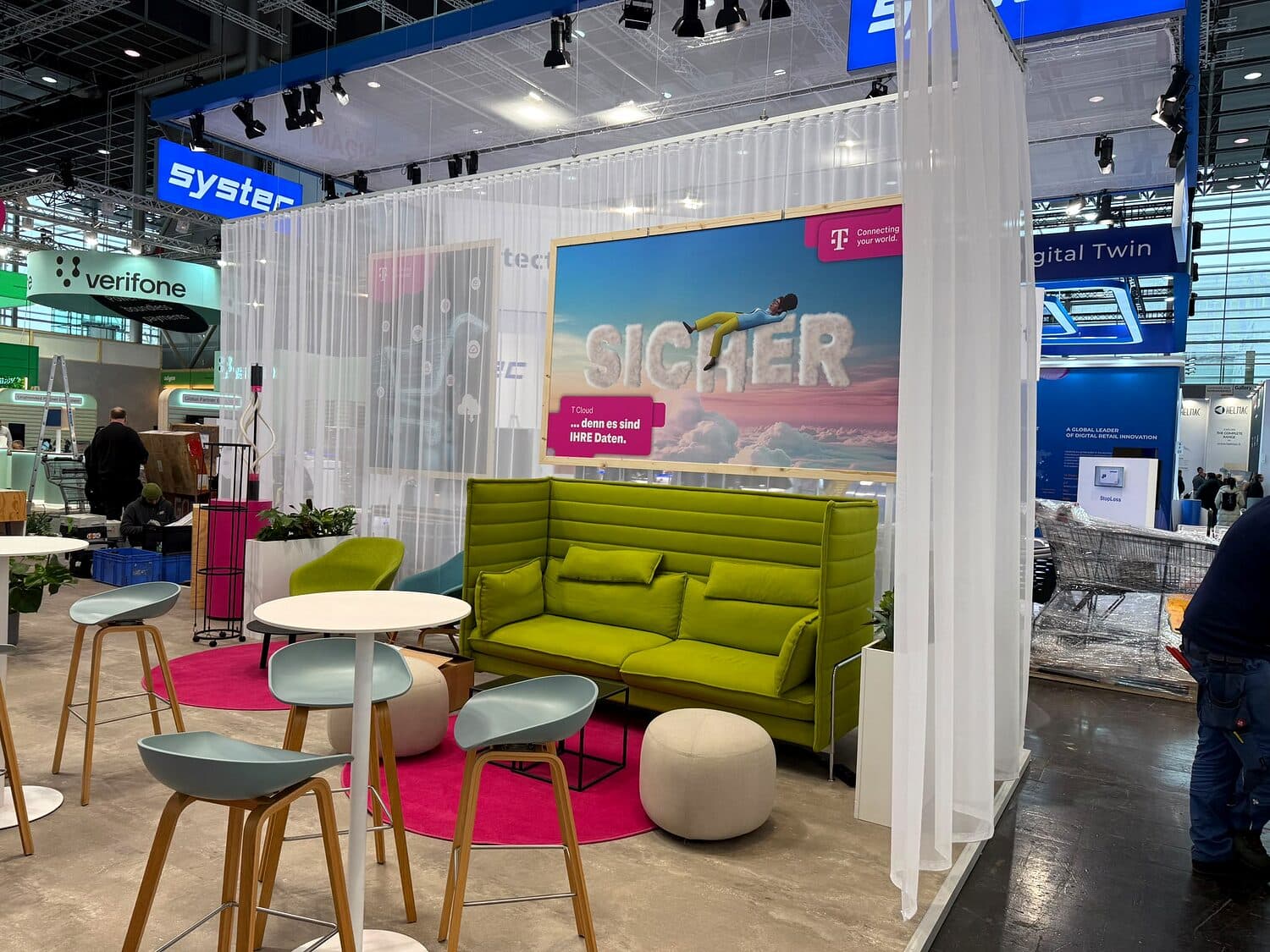 Telekom · Lounge-Bereich — Messe-, Event- und Kongressbau-Projekt von serfair