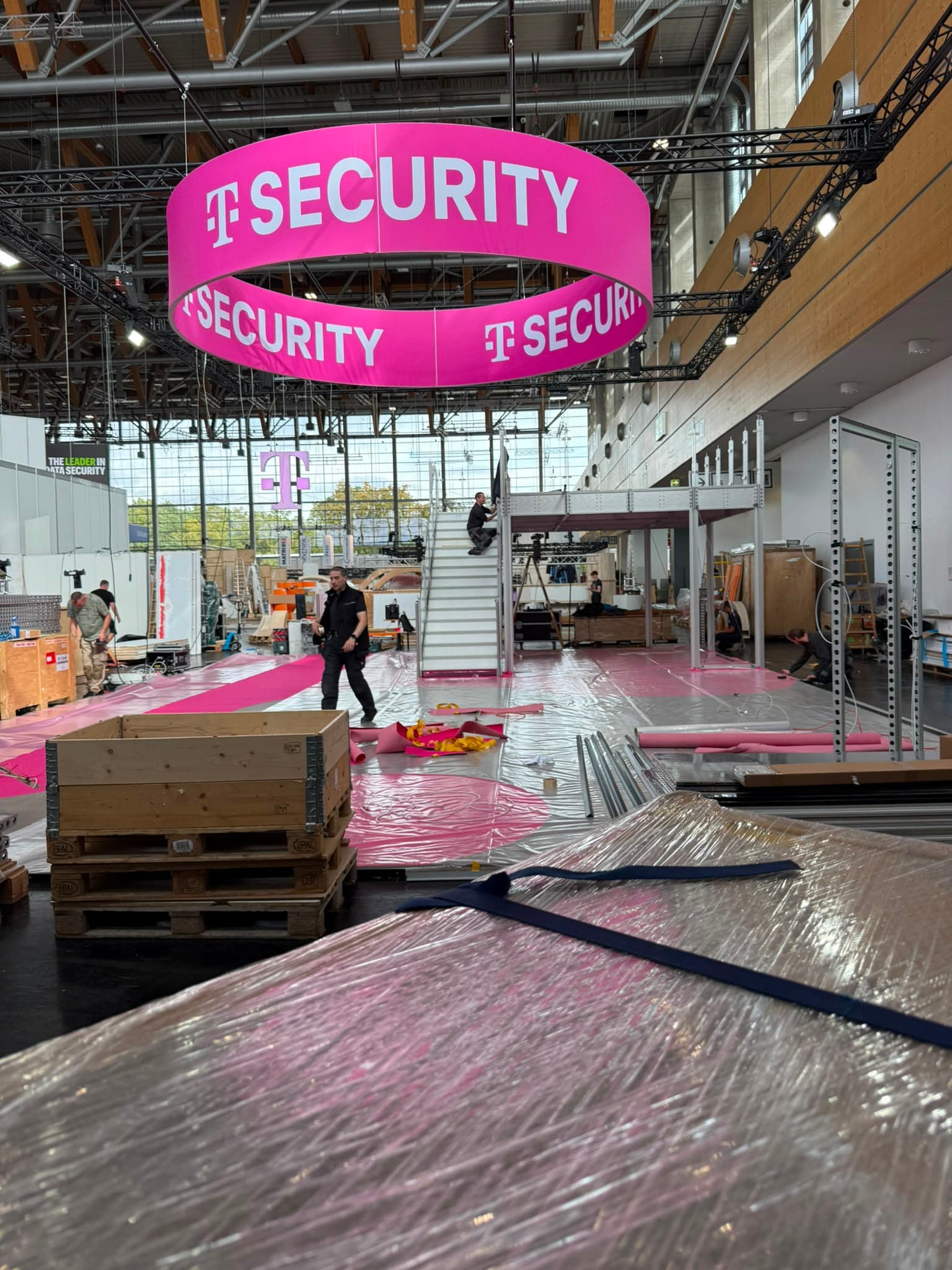 Detailarbeit an einem Messestand von SerFAIR