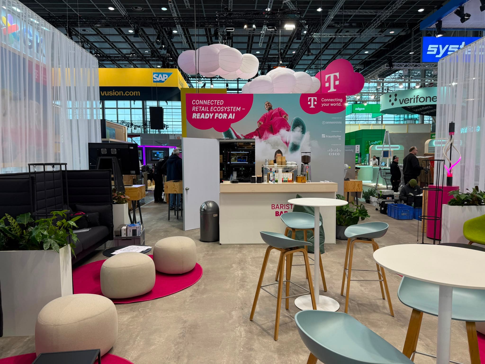 Deutsche Telekom — „Ready for AI" — Barista-Bar mit Wolken-Installation
