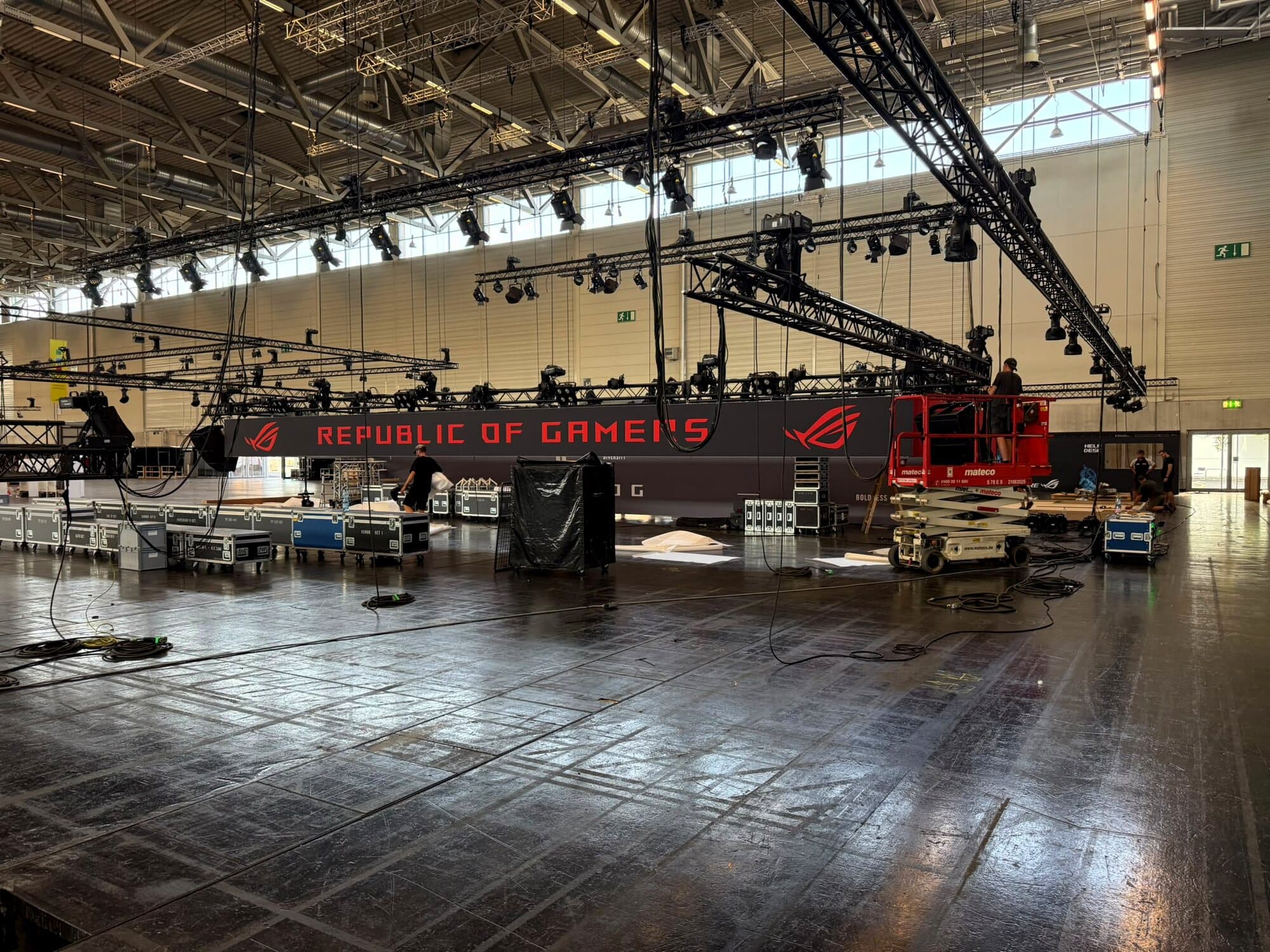 Messehalle mit Traversen im Aufbau